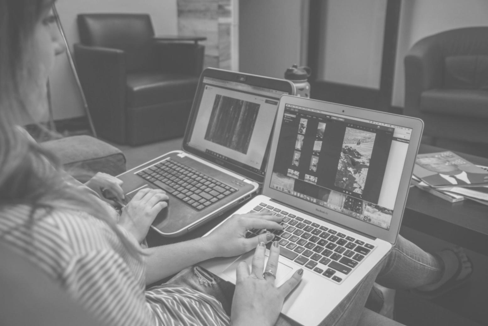 Espace de travail serein avec documents financiers organisés