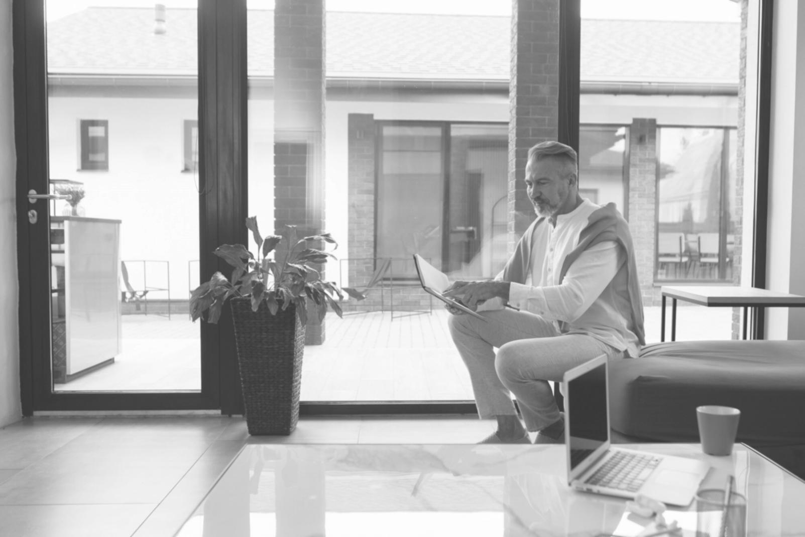 Session de formation en groupe dans un environnement calme et professionnel